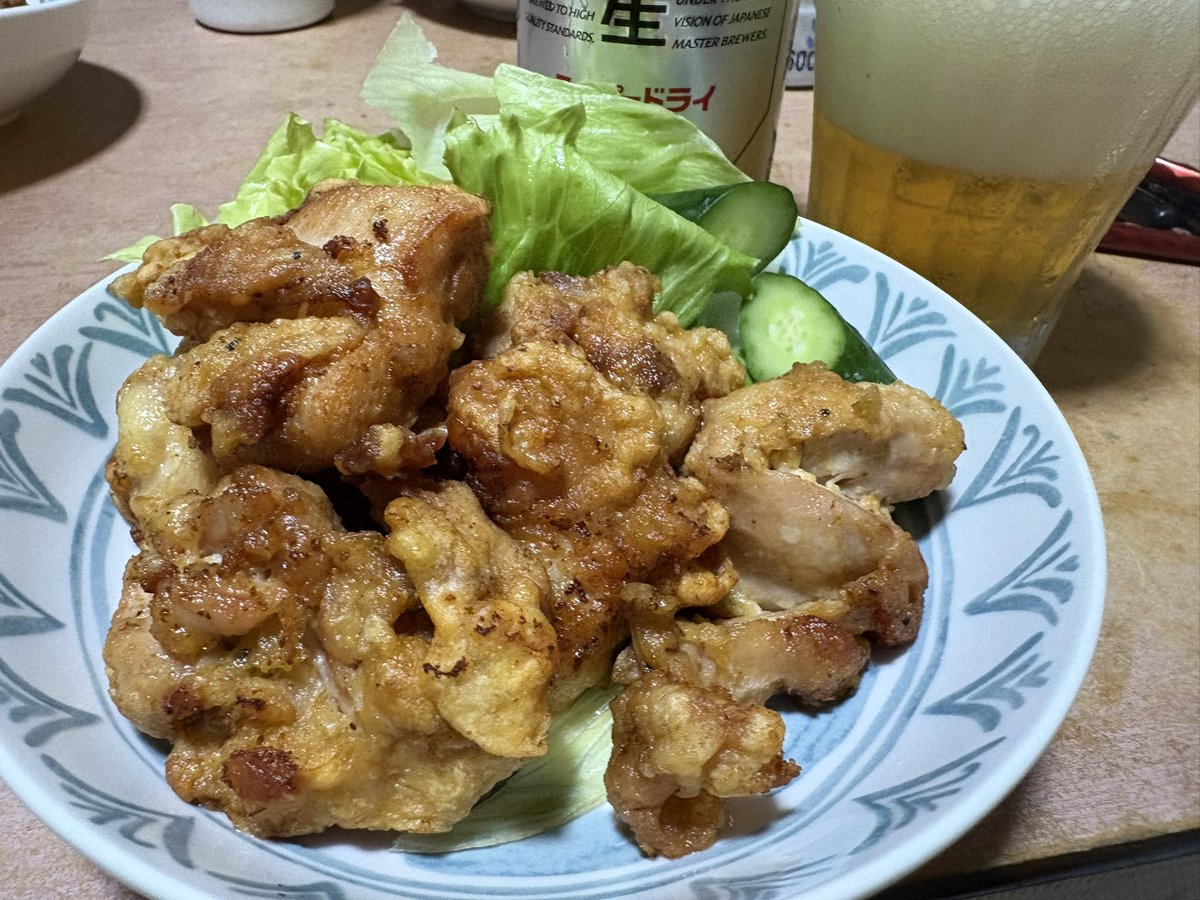 siba1850's tweet photo. 今日も40℃以上の職場で頑張った！
唐揚げでかんぱーい🍺 https://t.co/hQVdgM3BMy