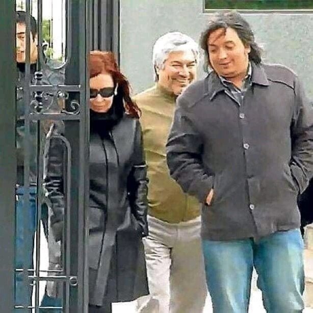 avog63927's tweet photo. @MoreauLeopoldo Esto es para voa Leopoldo, la jefa de la banda de ladrones se robo mas superficie que las malvinas....
Habla de soberania ahora... inutil.

Para el pais, ustedes fueron peor que los ingleses!! https://t.co/Jho7qgnYMG