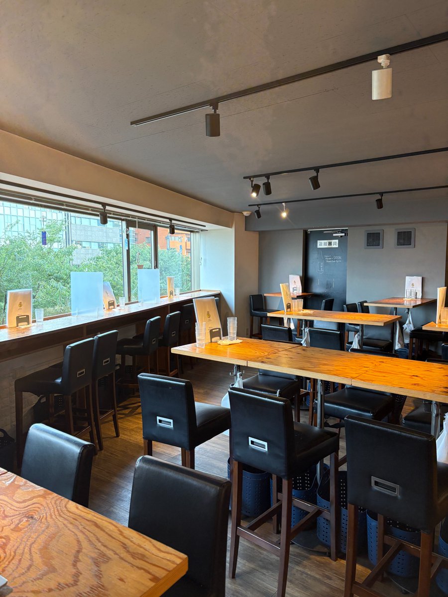 SAKEMARKET's tweet photo. 最近外めっちゃ暑くないですか？
SAKEMARKETは

涼しい店内🎐
日本酒も標準で冷酒🍶
キンッキンに冷えたビールが飲み放題🍺

まだまだ暑い仕事帰りの時間に避暑として是非お立ち寄りください！ https://t.co/hnYf5D52Tb