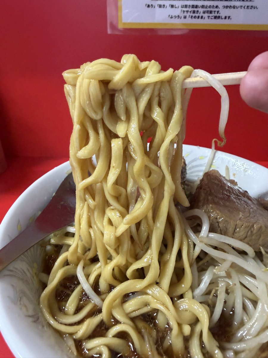 ramenyo2's tweet photo. ラーメン二郎沖縄店

小ラーメン900円

2周目用にもちろん夜の部も🤭夜の部のほうが待ち少なめ&amp;日陰になって待ちやすいので夜の部オススメ👍昼にヤサイはもやしのみって言ったけどキャベツ入ってますね🙇🏻‍♂️夜もスープに変化なくバキバキの非乳化でした。麺半適量で美味しく完食😋

ごちそうさまでした。 https://t.co/flJzgESuMM