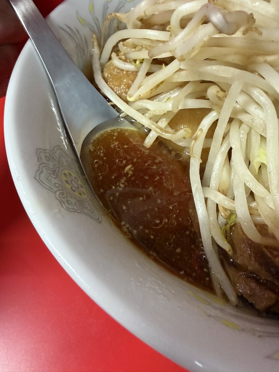ramenyo2's tweet photo. ラーメン二郎沖縄店

小ラーメン900円

2周目用にもちろん夜の部も🤭夜の部のほうが待ち少なめ&amp;日陰になって待ちやすいので夜の部オススメ👍昼にヤサイはもやしのみって言ったけどキャベツ入ってますね🙇🏻‍♂️夜もスープに変化なくバキバキの非乳化でした。麺半適量で美味しく完食😋

ごちそうさまでした。 https://t.co/flJzgESuMM