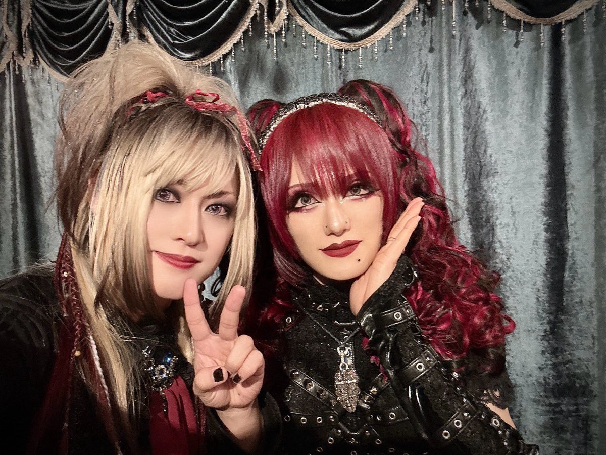 RuizaD1's tweet photo. RedoのBa、Tsunehito。

一緒にいると、
自然と笑ってしまうし、
同じ気持ちを共有出来て安心出来る存在。

でも、
ステージに立つと空気が変わる。

ツネの熱いベースを聴くと、
「ライブってやっぱり良いな」
と毎回思います。

音で引っ張ってくれて、
何度も背中を押してくれる人。

Redoに欠かせない存在です🎸

Redoとして、
一つ一つの景色を大切に���っていきます。

この夏、
ぜひライブで会いましょう。