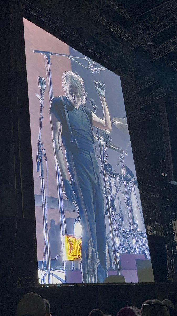 takeoffmyskin's tweet photo. stooooop #mcrflorence https://t.co/RMgegjbC8O