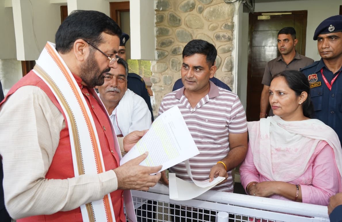DiprHaryana's tweet photo. मुख्यमंत्री श्री @NayabSainiBJP चंडीगढ़ स्थित आवास संत कबीर कुटीर पर लोगों की समस्याएं सुनते हुए।

#Haryana #DIPRHaryana #HaryanaCM #NayabSinghSaini https://t.co/N8dDuVTK4A