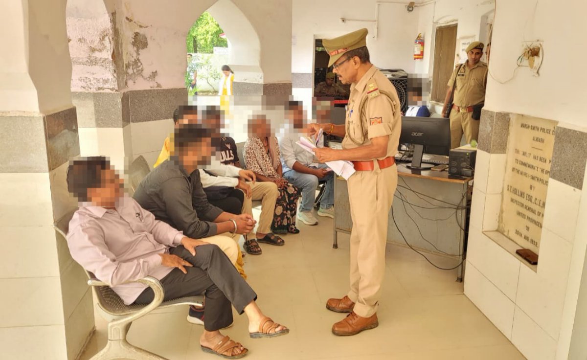 aligarhpolice's tweet photo. #Aligarh । #AligarhPolice  
वरिष्ठ पुलिस अधीक्षक जनपद अलीगढ़, पुलिस अधीक्षक नगर व प्रभारी जनशिकायत प्रकोष्ठ द्वारा पुलिस कार्यालय पर जनसुनवाई कर कुल 97 शिकायतों को सुना गया।       

वरिष्ठ पुलिस अधीक्षक अलीगढ़ द्वारा समस्त प्रार्थना पत्रों (शिकायतों) पर प्रभावी कार्यवाही हेतु सम्बन्धित को निर्देशित किया गया।   
#UPPolice