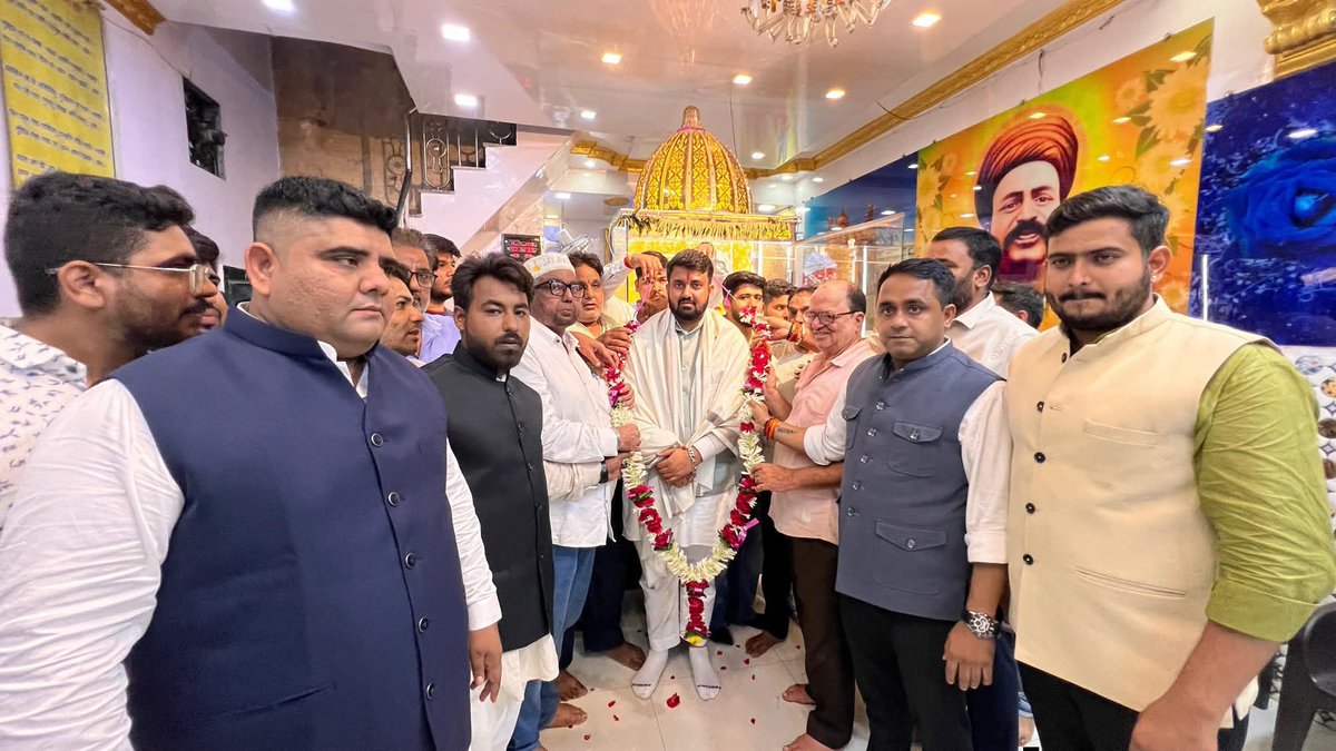 shyamtailorsjr's tweet photo. मंडला प्रवास के दौरान सिंधी समाज के आराध्य देव भगवान झूलेलाल जी के पावन मंदिर में दर्शन-पूजन कर प्रदेश एवं समस्त देशवासियों के सुख, समृद्धि, शांति और उत्तम स्वास्थ्य की मंगलकामना की।

जय झूलेलाल!🙏 https://t.co/xASNoLgqHK