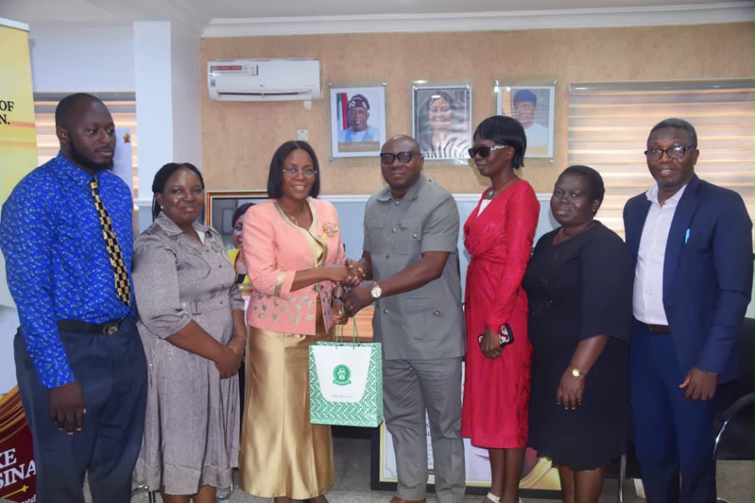 Oyo_NSP's tweet photo. The Nigeria Society of Physiotherapy (NSP), led by its President, Dr. Felix Oyinlola Odusanya, on Wednesday paid a courtesy visit to the Oyo State Head of Service, Dr. Adenike Fasina, mni, at the Office of the Head of Service, Secretariat, Ibadan. https://t.co/MVhkOFSmHv