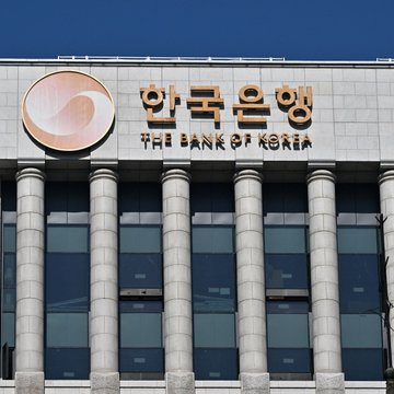 StockSavvyShay's tweet photo. South Korea is suspending new single-stock leveraged ETF listings after more than a dozen funds launched around $SKHY and Samsung.

The move comes just after the central bank raised rates to 2.75% for the first time in more than three years. https://t.co/h31Fdb2CTJ