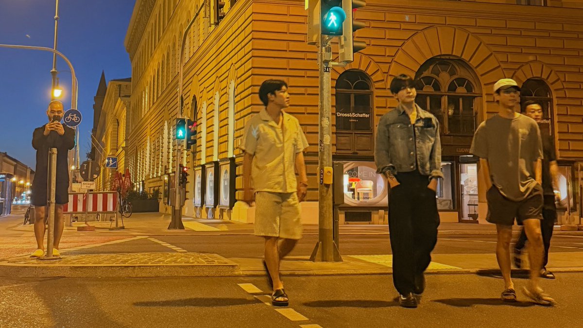 thvdiaries's tweet photo. taehyungie and his second family https://t.co/LwgXZOoWTa