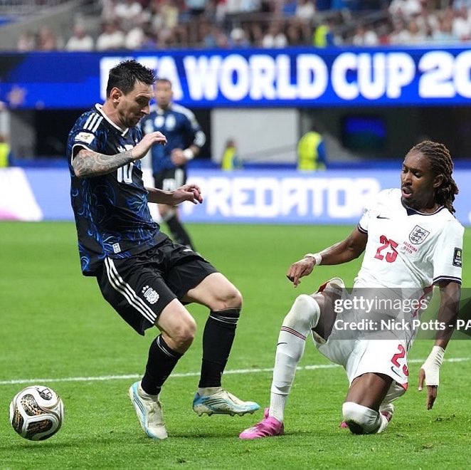 Elfootix3's tweet photo. ❌ À gauche l’image IA qu’on voit circuler partout sur les réseaux.

✅ À droite, la vraie image https://t.co/cOM5c4pIOu