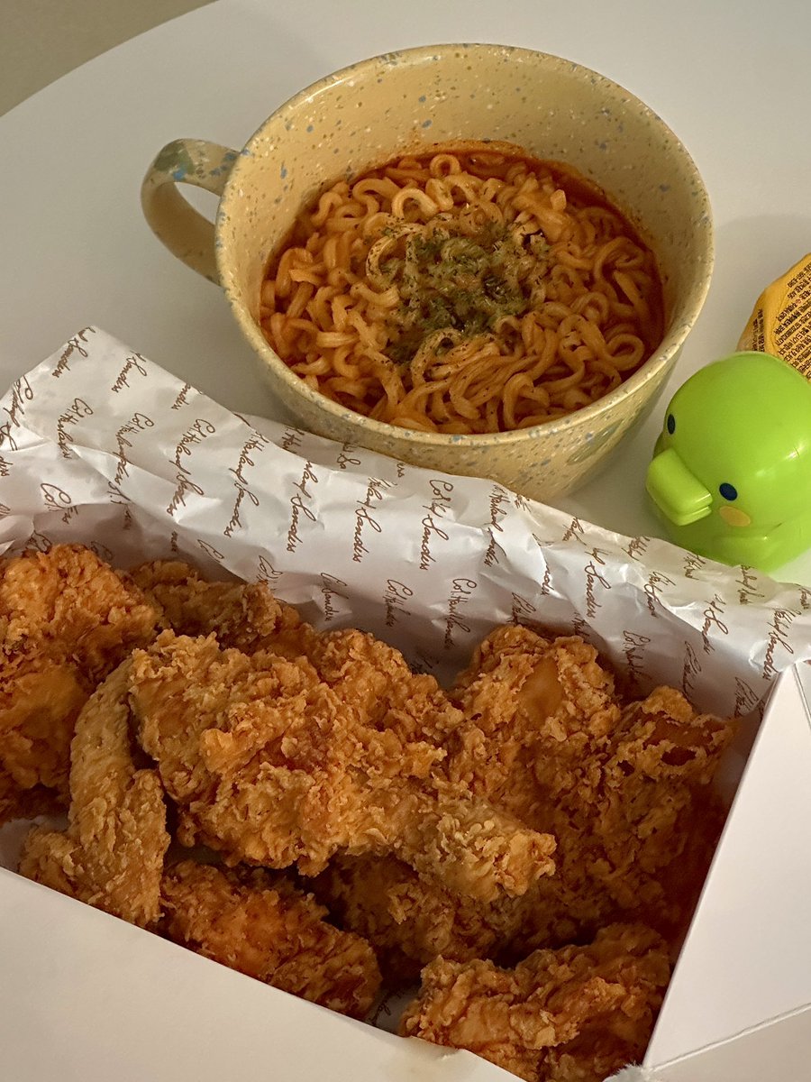 doeunmanimogo's tweet photo. 밥차리기 귀찮아서 후다닥 KFC 포장해오기 .. 치킨나이트는 시간 너무 늦어서 잘 안먹게되는데 복버켓 이거 가격 괜찮은 것 같음  8월 17일까지 한대요 https://t.co/gsmGFoxpjv