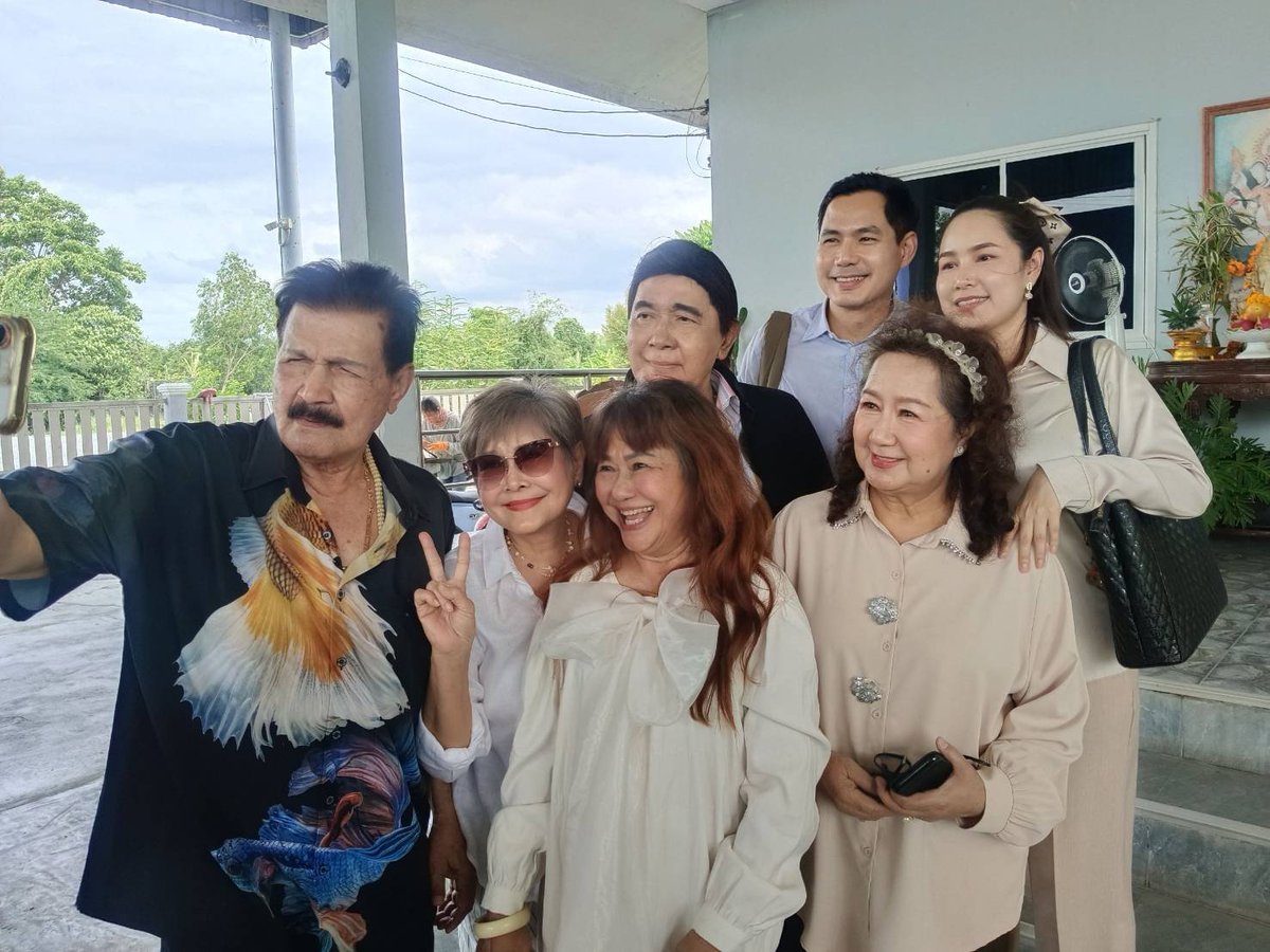 PakaornC's tweet photo. กลุ่มศิลปินดารารุ่นเก่าแวะเยี่ยมอาต้อยศศิมากันค่ะที่บ้านสุขสุดท้าย https://t.co/YbSRq56nmX
