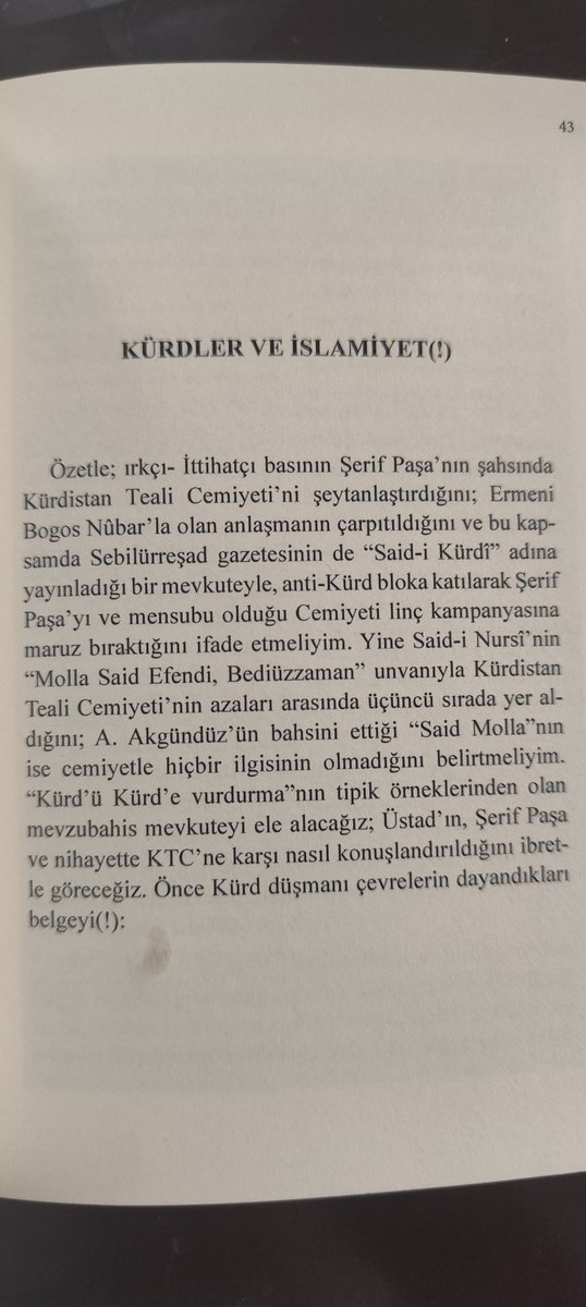 Hemawend's tweet photo. Said Veroj: "Kuruluşundan beş gün sonra, 22 Aralık 1918’de İstanbul’da Hürriyet ve İtilaf Partisi ile Kürdistan Teali Cemiyeti arasında imzalanan anlaşmaya göre, Kürdlerin çoğunlukta olduğu bölgelerde Hilafete bağlı kalmak şartıyla özerk yönetim kurma hakkı verilecekti."

"İslam Dar-ul Hikmet Konseyinin Dini Üyesi” olan Said-i Kurdi”nin Sebil-urreşat mecmuasında “İslamiyet ve Kürdler” başlığıyla yayımlanan yazısında, Şerif Paşa’yı kastederek şunları söylemektedir:

[…] Hakiki Kürdler kendilerine kimseyi vekil-i müdafi olarak kabul etmek istemiyorlar. Onların vekili ve Kürdlük namına söz söyleyecek ancak Meclis-i Mebusan-ı Osmanî’deki mebuslar olabilir."

Kek Said her ne kadar yazılarında belirtmese de Bediüzzaman Said-i Kürdi de Kürdistan Teali Cemiyetinin 3 numaralı kurucu üyesidir. Yazısında belirttiği 22 Aralık 1918'de imzalanan muhtariyet(özerklik) anlaşmasına Kürdistan Teali Cemiyeti adına imza atan 3 kişiden biri de Said-i Kürdi'dir.

Kürt Şerif Paşa da Kürdistan Teali Cemiyeti'nin Paris temsilcisi idi!

Haliyle Bediüzzaman'ın bu yazıyı yazması akıl ve mantık dışıdır!

Bahse konu "Kürdler ve İslamiyet" başlıklı yazının altında Bediüzzaman'ın imzası yoktur. Bu makale ile ilgili Abdullah Can kitap da yazmıştır.

Konu ile ilgili diğer belgeler paylaşımın altındadır.👇.          Kurucu üye listesi 👇