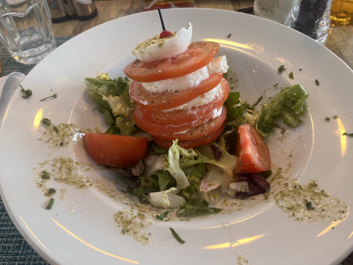 starfruits_x's tweet photo. @puppysparty salads i had in spain 🤤🤤 https://t.co/jR0ZT732Gr