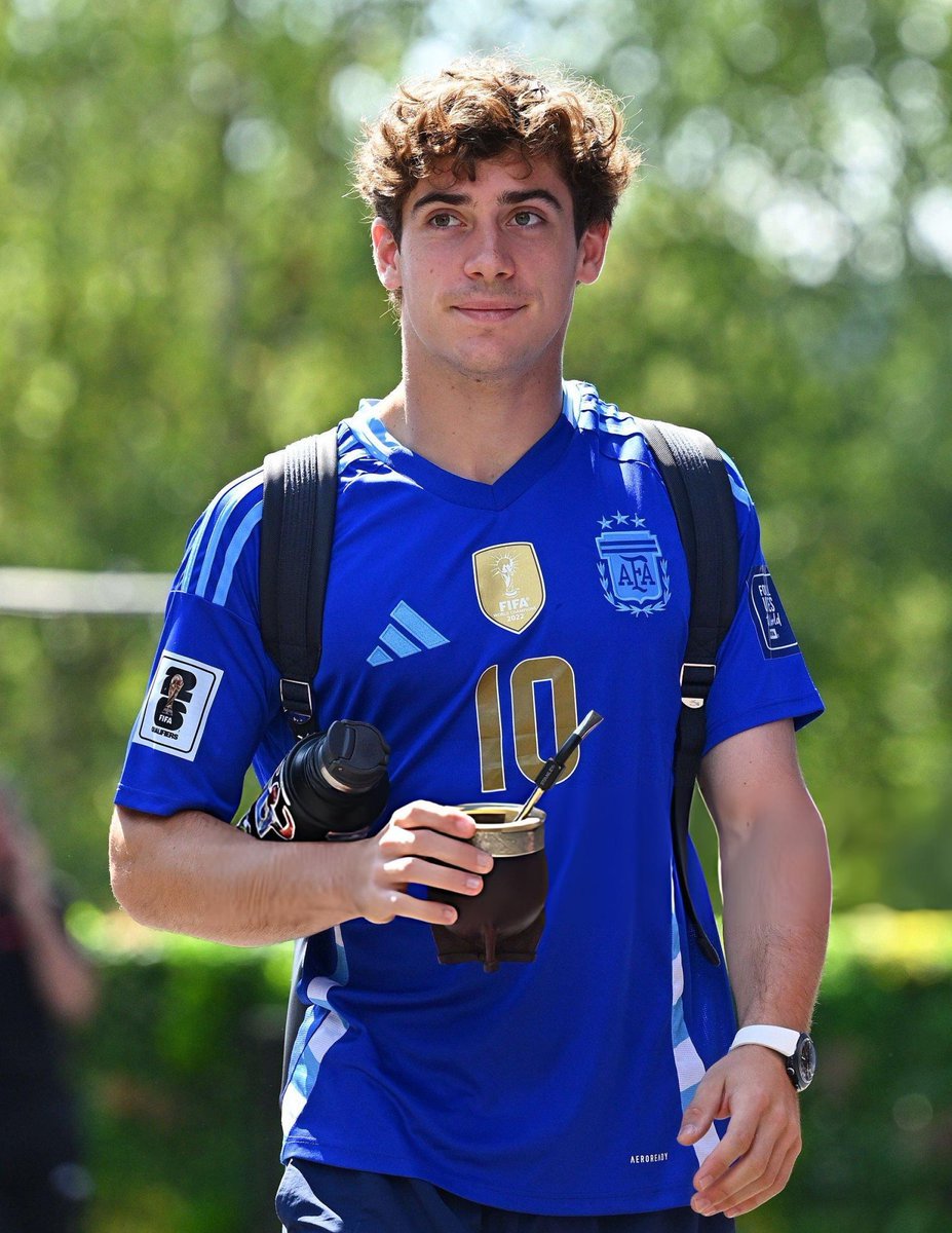 colalpine's tweet photo. quien está más feliz de que le ganamos a los ingleses, la selección o franco colapinto que está rodeado de ingleses https://t.co/7biUz9kePl