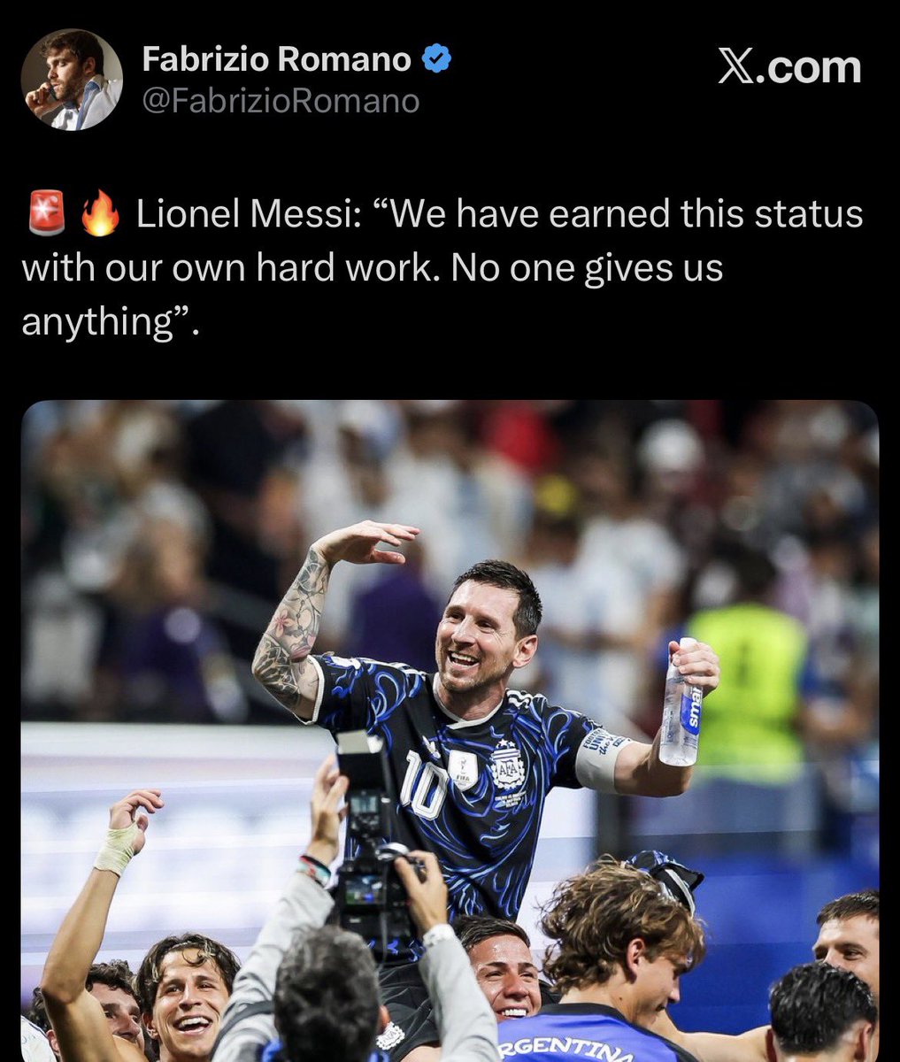 GBarca_'s tweet photo. This tells you exactly why Messi’s teammates love him and would anything for him compared to the other guy. https://t.co/rpHebseIL9