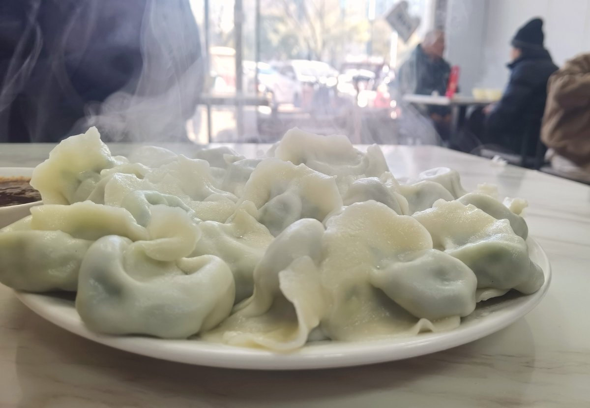 b5bqp's tweet photo. Late-night snack craving sorted: steamy pork dumplings, hot soy milk, and the quiet hum of the small street-side eatery at 2 a.m. Perfect little pick-me-up for sleepless nights.， https://t.co/uV0I4OSDrQ