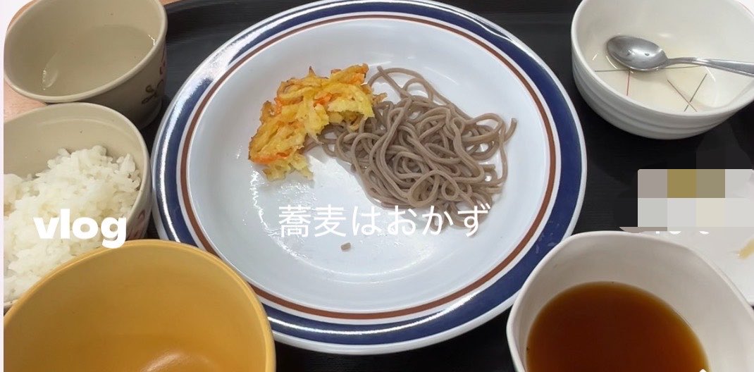 mio_spl23's tweet photo. ご飯蕎麦やったんやけど、蕎麦だけじゃたりやんなーって思って蕎麦をおかずにご飯食べてたら、目の前にいた食堂のおばちゃんがデカい声で蕎麦とご飯は合わへんよねーって言いだしてバリ気まずい☆ https://t.co/KjhYa7HGUj