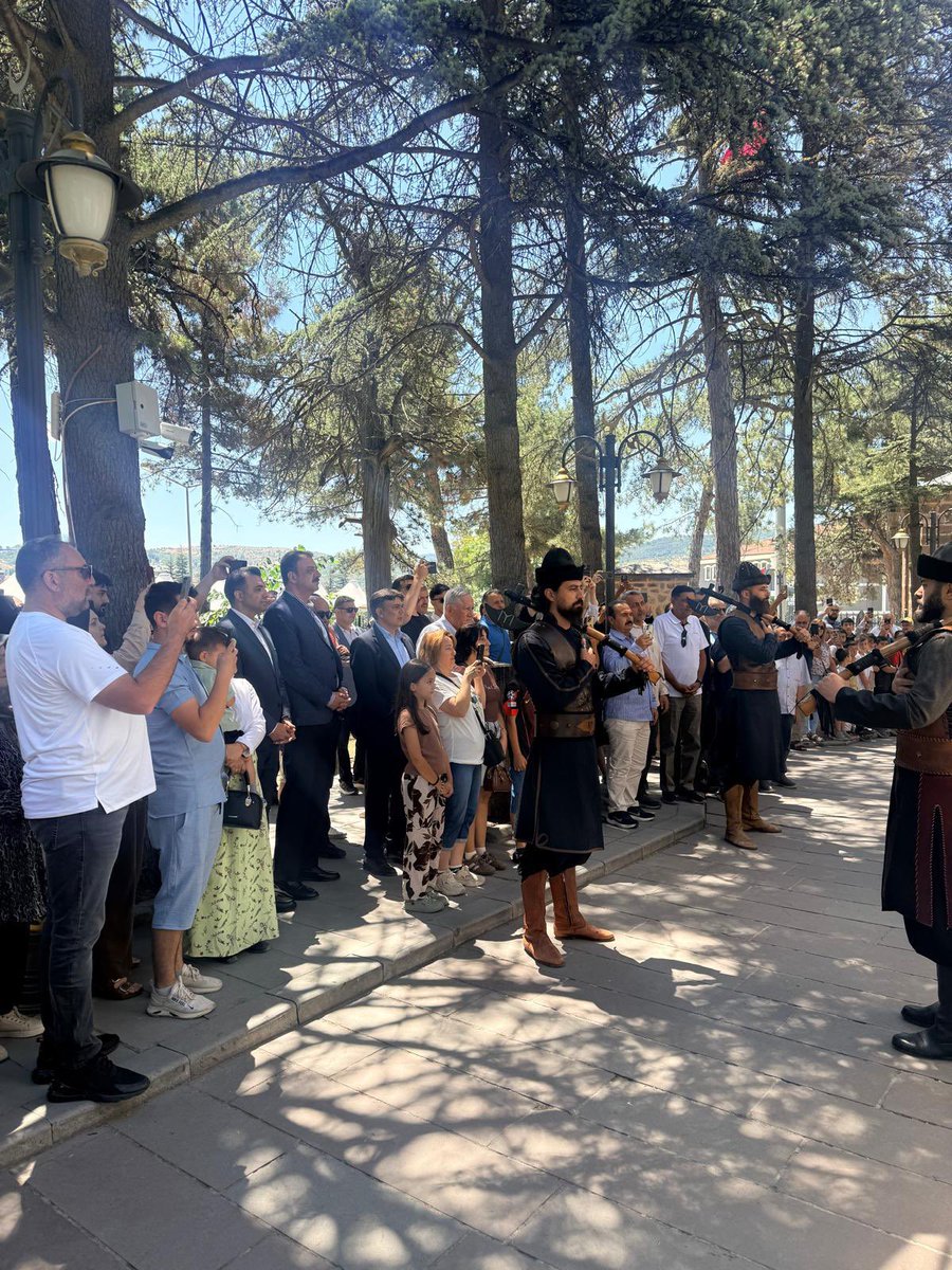 VakiflarGM's tweet photo. 📍Bursa - Bilecik

Genel Müdürümüz Sayın Sinan Aksu ve  Vakıflar Meclis Üyeleri, 15 Temmuz Demokrasi ve Millî Birlik Günü’nün 10. yılı dolayısıyla Orhangazi Camii’nde düzenlenen Mevlid-i Şerif programına katıldı.

Program kapsamında , Bursa Vakıflar Bölge Müdürlüğümüzün sorumluluk alanında bulunan;

📌 İznik Yeşil Camii,
📌 Şeyh Edebali Türbesi,
📌 Ertuğrul Gazi Türbesi ziyaret edildi.