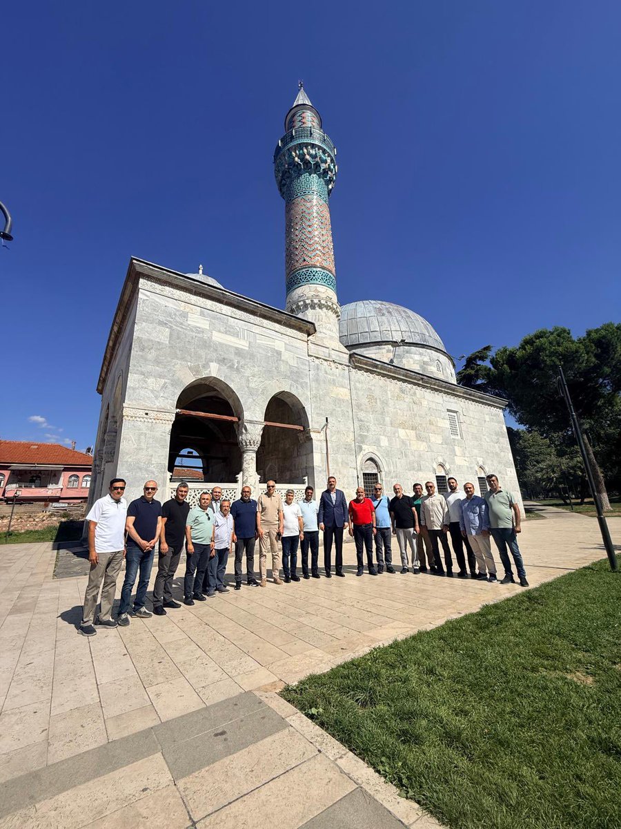 VakiflarGM's tweet photo. 📍Bursa - Bilecik

Genel Müdürümüz Sayın Sinan Aksu ve  Vakıflar Meclis Üyeleri, 15 Temmuz Demokrasi ve Millî Birlik Günü’nün 10. yılı dolayısıyla Orhangazi Camii’nde düzenlenen Mevlid-i Şerif programına katıldı.

Program kapsamında , Bursa Vakıflar Bölge Müdürlüğümüzün sorumluluk alanında bulunan;

📌 İznik Yeşil Camii,
📌 Şeyh Edebali Türbesi,
📌 Ertuğrul Gazi Türbesi ziyaret edildi.