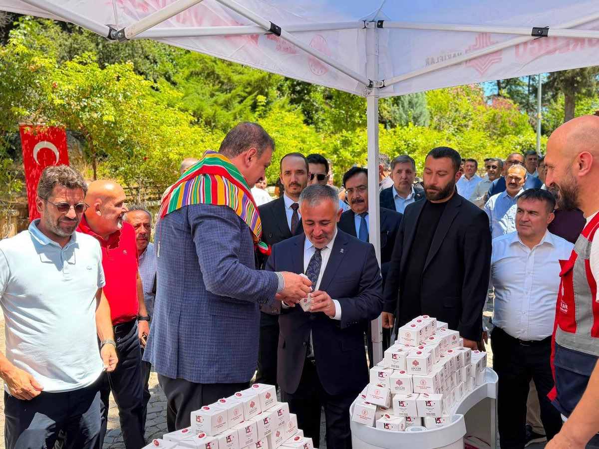 VakiflarGM's tweet photo. 📍Bursa - Bilecik

Genel Müdürümüz Sayın Sinan Aksu ve  Vakıflar Meclis Üyeleri, 15 Temmuz Demokrasi ve Millî Birlik Günü’nün 10. yılı dolayısıyla Orhangazi Camii’nde düzenlenen Mevlid-i Şerif programına katıldı.

Program kapsamında , Bursa Vakıflar Bölge Müdürlüğümüzün sorumluluk alanında bulunan;

📌 İznik Yeşil Camii,
📌 Şeyh Edebali Türbesi,
📌 Ertuğrul Gazi Türbesi ziyaret edildi.