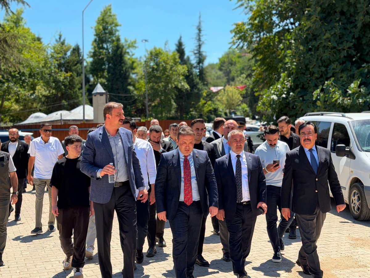 VakiflarGM's tweet photo. 📍Bursa - Bilecik

Genel Müdürümüz Sayın Sinan Aksu ve  Vakıflar Meclis Üyeleri, 15 Temmuz Demokrasi ve Millî Birlik Günü’nün 10. yılı dolayısıyla Orhangazi Camii’nde düzenlenen Mevlid-i Şerif programına katıldı.

Program kapsamında , Bursa Vakıflar Bölge Müdürlüğümüzün sorumluluk alanında bulunan;

📌 İznik Yeşil Camii,
📌 Şeyh Edebali Türbesi,
📌 Ertuğrul Gazi Türbesi ziyaret edildi.