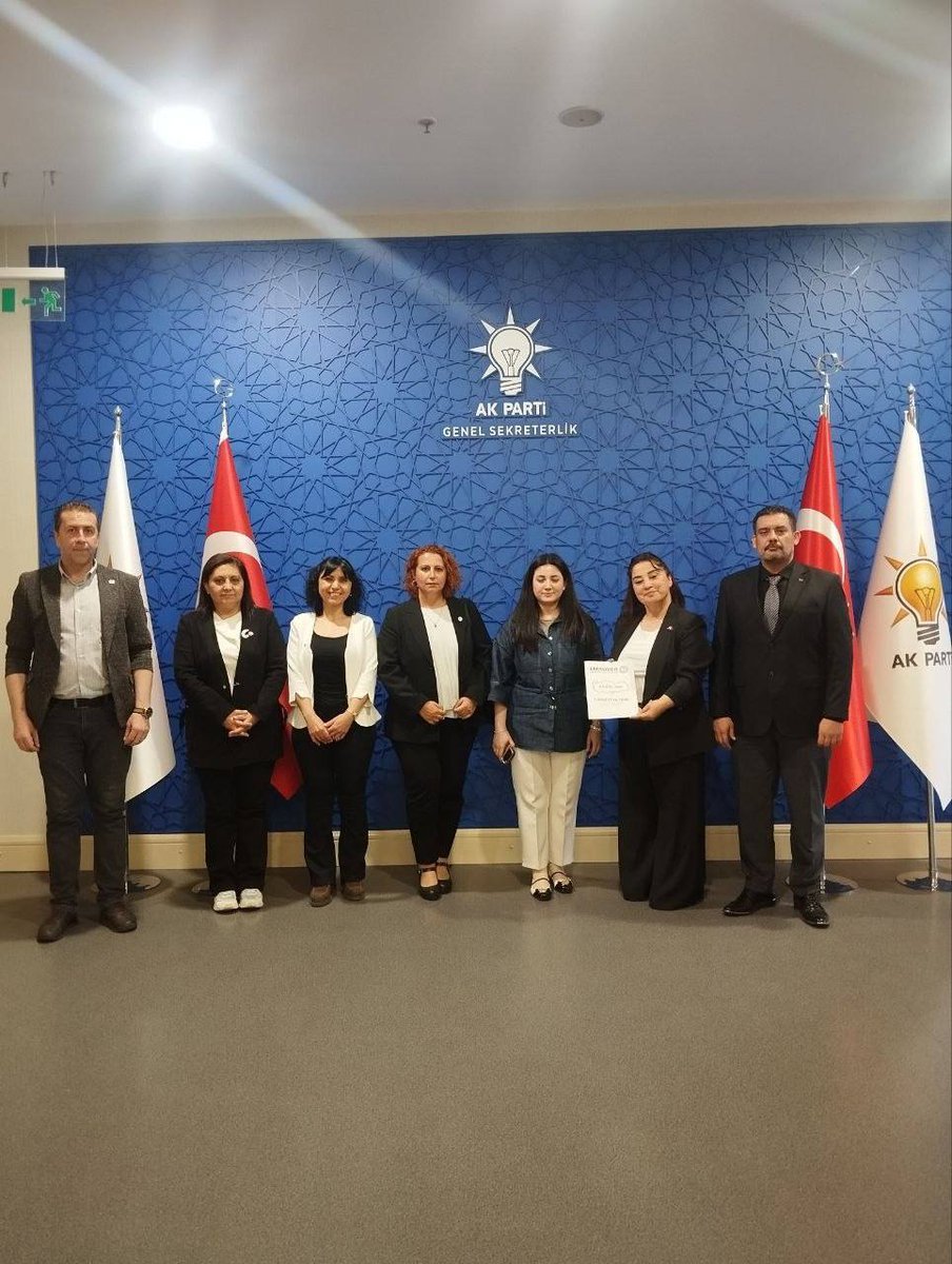 ycelltaskin16's tweet photo. Bakın bu kademeli arkadaşlar AK parti Genel merkezinden çağrıldı dikkatinizi çekiyorum kademeli emeklilik çağrıldı. 
Şimdi destek verin ve umudunuzu yüksek tutun kademeli emeklilik çıkacak ✍️✍️

#KademeİçinTekSes https://t.co/X7NqJqLYwk