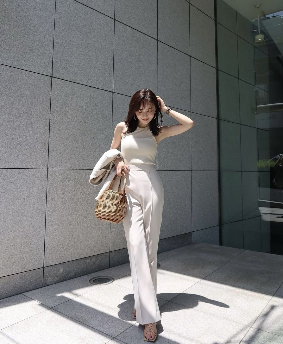 Official_ikura's tweet photo. この時期に表参道で見かける上品な大人の爆美女の服装 https://t.co/LoVMBQG6W6