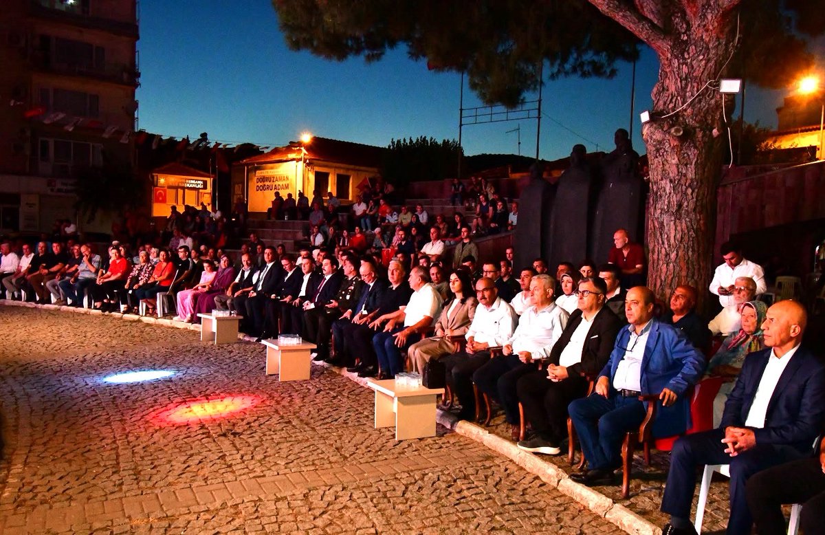 bergama_mem's tweet photo. 🇹🇷🇹🇷15 Temmuz Demokrasi ve Millî Birlik Günü anma programı, Kaymakamımız Sayın Hasan YAMAN, İlçe Millî Eğitim Müdürümüz Sayın Ekrem ULUS, ilçe protokolümüz ve vatandaşlarımızın katılımıyla Bergama Cumhuriyet Meydanı’nda gerçekleştirildi.✍️
@tcmeb @izmir_ilmem @yahsiomer @UlusEkrem