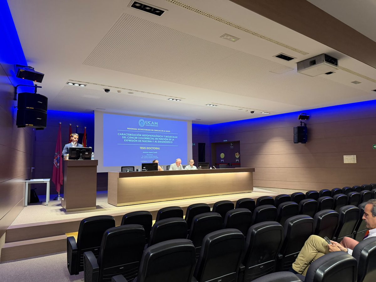UCAM_Investiga's tweet photo. 🏥👨‍⚕️Antonio Asensi Cantó ha defendido su tesis doctoral en el hospital Santa Lucía. Su investigación ha analizado cómo la presencia de fascina 1, una proteína relacionada con el movimiento de las células, se asocia con las características microscópicas y moleculares del cáncer colorrectal en el momento del diagnóstico.