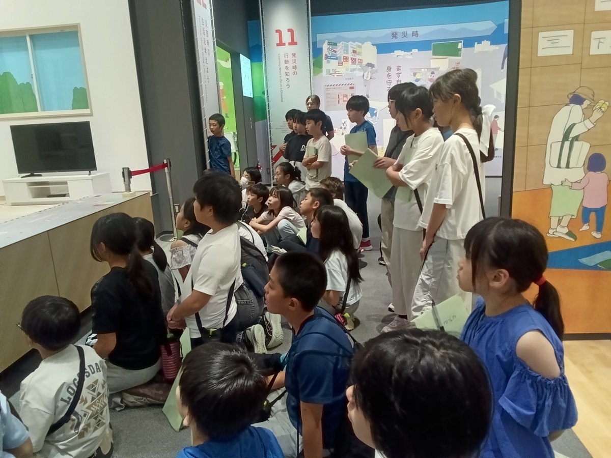 OfficialYGES's tweet photo. 【5年サマプロ】
2日目の午後はお昼に市場でおすしバイキングを楽しんだあと、静岡県地震防災センターで防災について学習をしました。 https://t.co/YHfrk4iv4Q