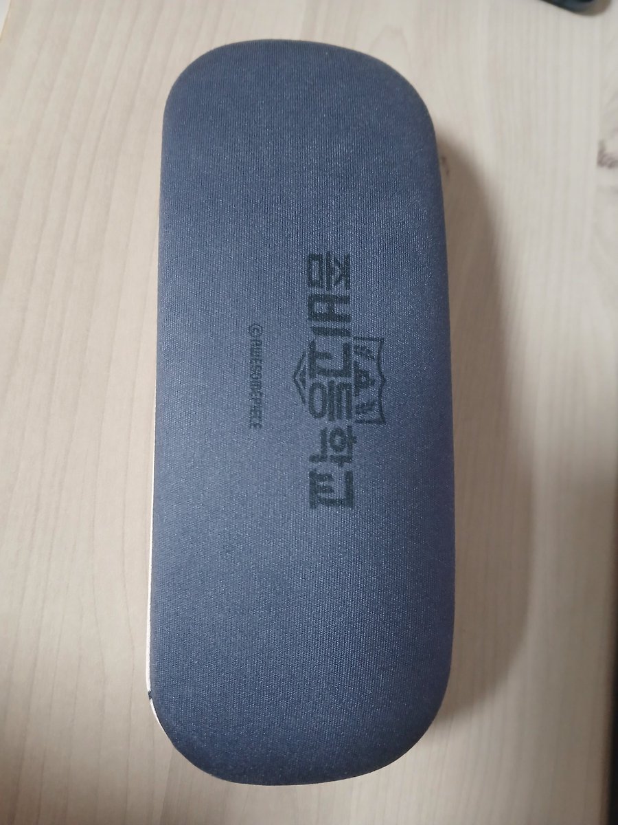 gmbj0719's tweet photo. 이 종이안경은 대체 무엇이오? https://t.co/0EjqWdG6r9