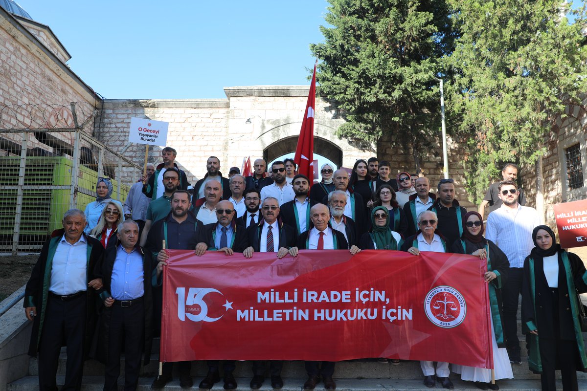 2NoluBaro's tweet photo. 15 Temmuz Demokrasi ve Milli Birlik Günü’nde baro olarak meslektaşlarımızla birlikte cübbelerimizle yürüdük.
Fatih Camii’nden Saraçhane Meydanı’na gerçekleştirdiğimiz yürüyüşte; milli iradeye ve hukukun üstünlüğüne olan bağlılığımızı hep birlikte ifade ettik.
Aziz şehitlerimizi rahmetle, kahraman gazilerimizi minnet ve şükranla anıyoruz.