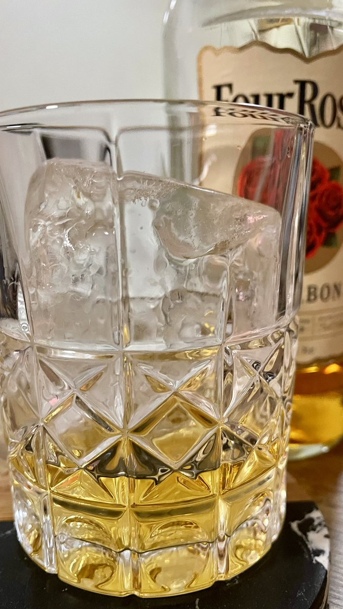 nabehirodesu's tweet photo. 大きい氷でひんやり心地よい口当たり🧊
ビールもいいけどロックもね🥃

皆さん今日もお疲れさまでした。
明日は華金✨
#お酒を愉しむ
#大人時間
#OnTheRocks https://t.co/mQVn5H4chF