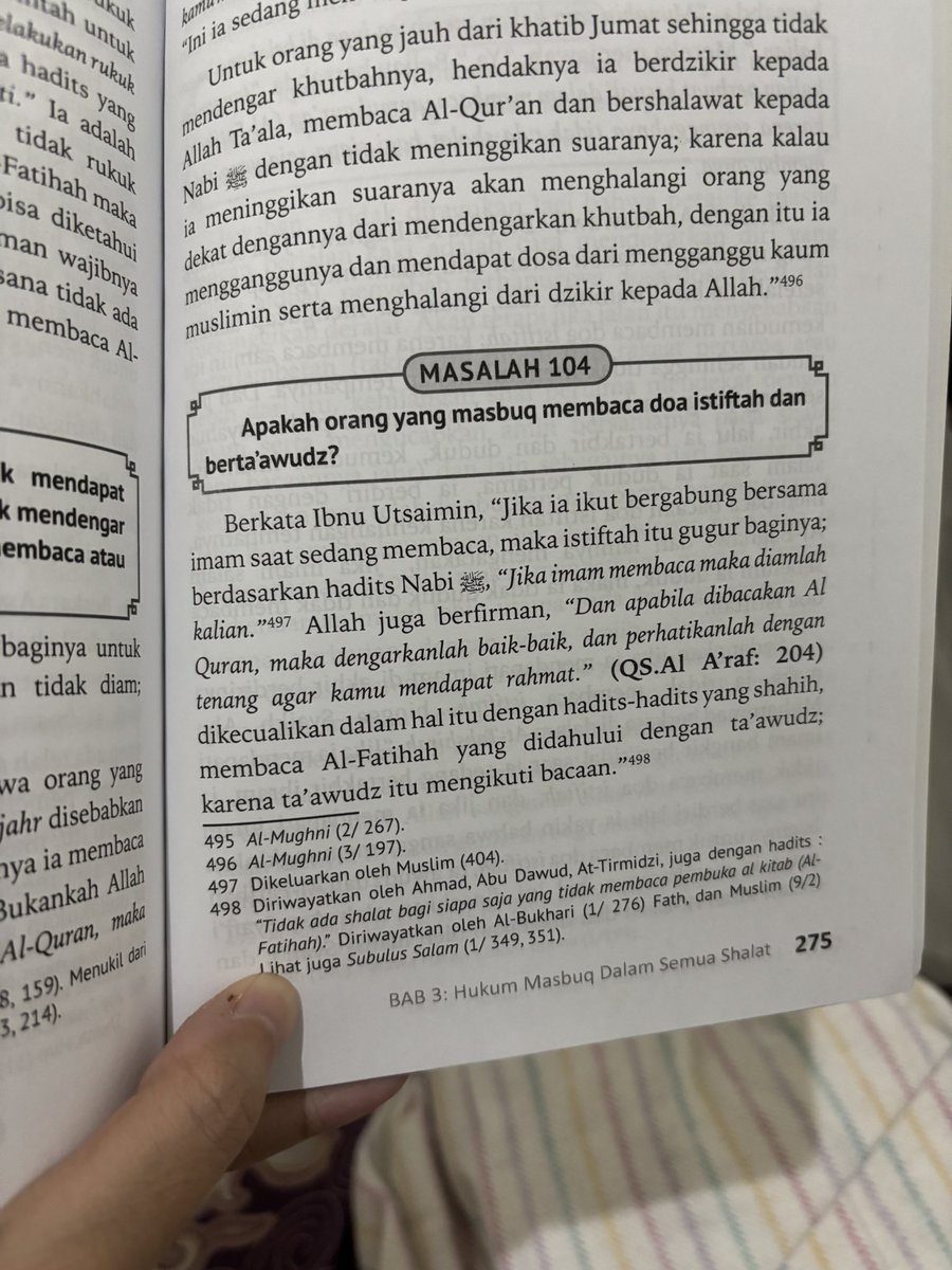 lilaccountz's tweet photo. banyak org yg kalo masbuq (ketinggalan solat bareng imam), trus imamnya keliatan masih berdiri, dia mendahulukan baca iftitah

padahal harusnya dahulukan LANGSUNG baca Al Fatihah ygy karena iftitah itu sunnah sedangkan baca Al Fatihah itu WAJIB‼️

kecuali dia yakin masih cukup waktu utk baca iftitah + al fatihah maka gapapa utk baca iftitah dlu~

“trus klo misal imam udah rukuk, gimana miw?”

gapapa, takbirotul ihrom trus langsung rukuk. gaperlu baca al fatihah dan iftitah karena kita mengikuti gerakan imam