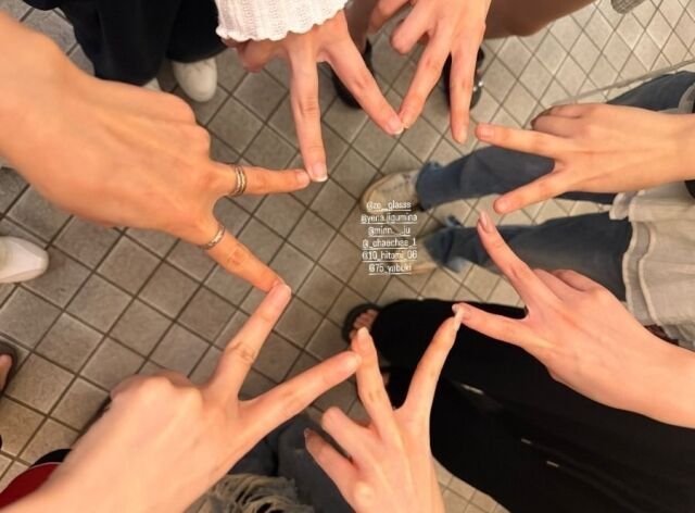 tang__kira's tweet photo. Yabuki Nako cerita kalau dia ketemu member IZ*ONE di Korea.

Waktu itu, Nako cerita dia mau ke korea untuk kerjaan. Kwon Eunbi langsung langsung cek schedule member dan menentukan tanggal mana yang member lagi paling banyak kosong.

Akhirnya di tanggal tersebut: Kwon Eunbi, Jo Yuri, Choi Yena, Kim Chaewon, Kim Minju, Honda Hitomi, dan Yabuki Nako ketemu.
