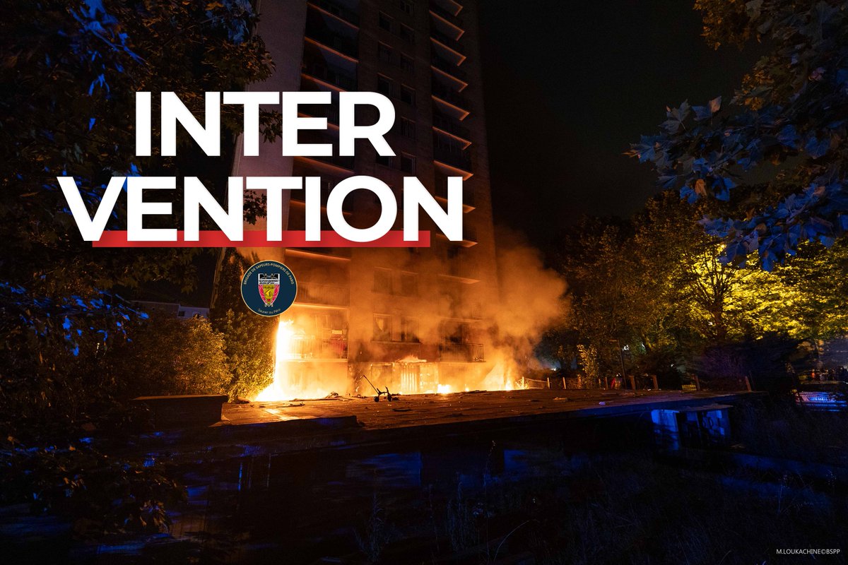 PompiersParis's tweet photo. [🚨#Intervention] Ce mercredi 15 juillet, vers 23h20, les sapeurs-pompiers de Paris sont intervenus pour un feu de détritus à Villepinte (93).

🔥 Parti d'un local à détritus à l'arrière d'un immeuble, les flammes se sont rapidement propagées à la végétation attenante, ainsi qu'à la façade du bâtiment.

🚒 2 lances ont été nécessaires pour limiter les propagations et venir à bout du sinistre.