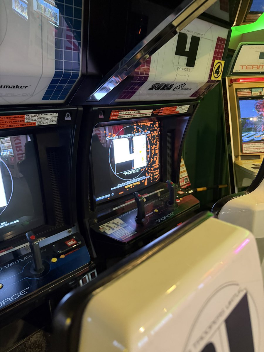 mbv04j's tweet photo. 下道だけ（国道16号）で千葉県まで来たので
せっかくならと勝田台のゲームセンター「ラッキー」へ初来店
フォース動かしてもらったら4P席やばそう…
ターミナルもかろうじて稼働してる状況だった
壊れる寸前をなんとか維持してるが、いつ壊れるか分からないとの事 https://t.co/3dMRGfuCT3