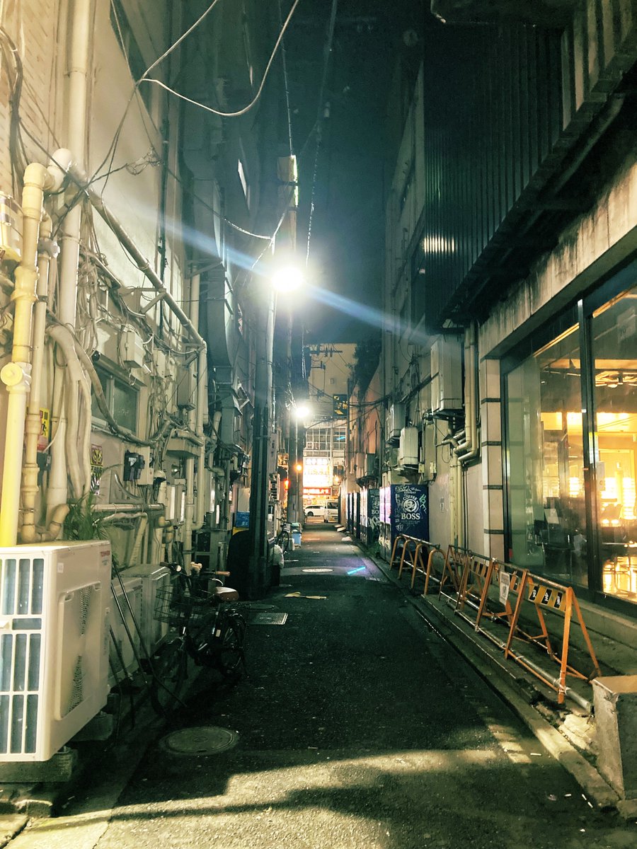 31k1x's tweet photo. 地獄のようなヘブン。福富町・寿町・黄金町に囲まれるここが雑居ビルの宇宙ステーションだと知ってる人なら、そんな異星人はザラにいるよと口角を上げるに違いない。 https://t.co/ghS5kF8Xnu