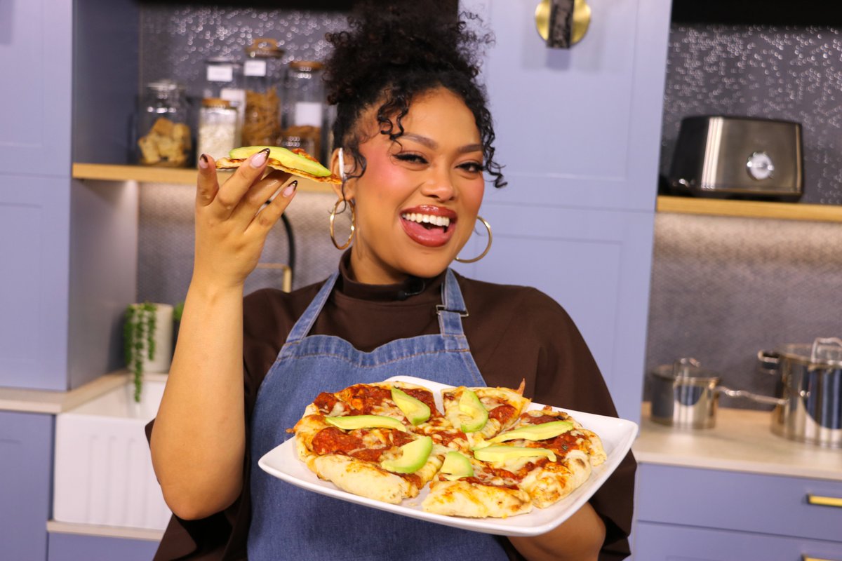 expressoshow's tweet photo. Avocados make excellent sandwich fillers for school lunches, delicious toppings for pizzas and burgers, and an easy addition to breakfast before a busy school day. Adding avo to breakfast can help children feel full for longer and ready to focus throughout the day.

Cool kids eat avos! @Iloveavos 

#AddAnAvo #ExpressoShow