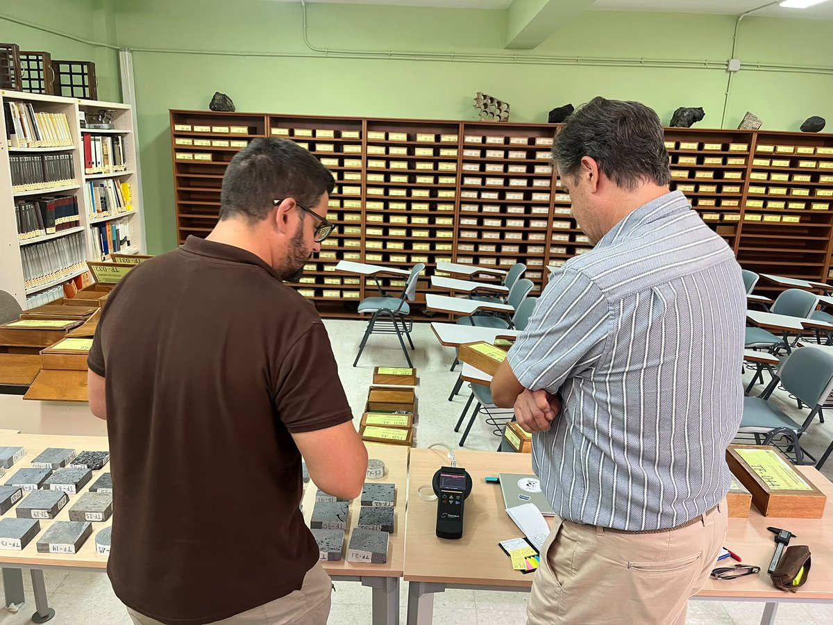 IGME1849's tweet photo. 📊 Datos reales locales que permitirán mejorar el desarrollo de la #GeotermiaSomera y avanzar hacia la descarbonización.

🔬 Casi 400 muestras de la #Litoteca de #Canarias ayudan a construir el mapa térmico del subsuelo canario.
#Geoenergía #TransiciónEnergética @CSICCanarias https://t.co/YanrLI2YNp