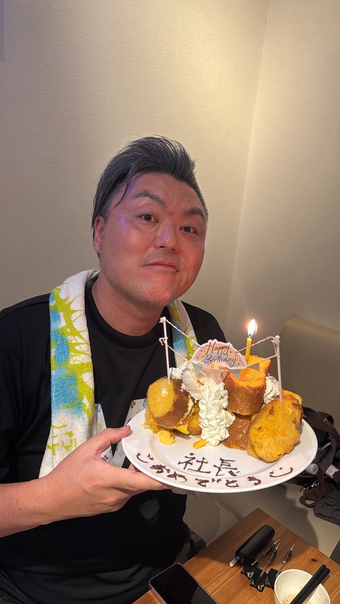 _tobico_darts's tweet photo. ひろっぺさんの誕生日祝いと聞いて
太田にお邪魔してきた〜🎉
改めておめでとうございます🥳

49歳だから49杯テキーラ🤣

100歳くらいまで群馬のダーツを
盛り上げてもらわないと！！！😆 https://t.co/QU1xa07z6p