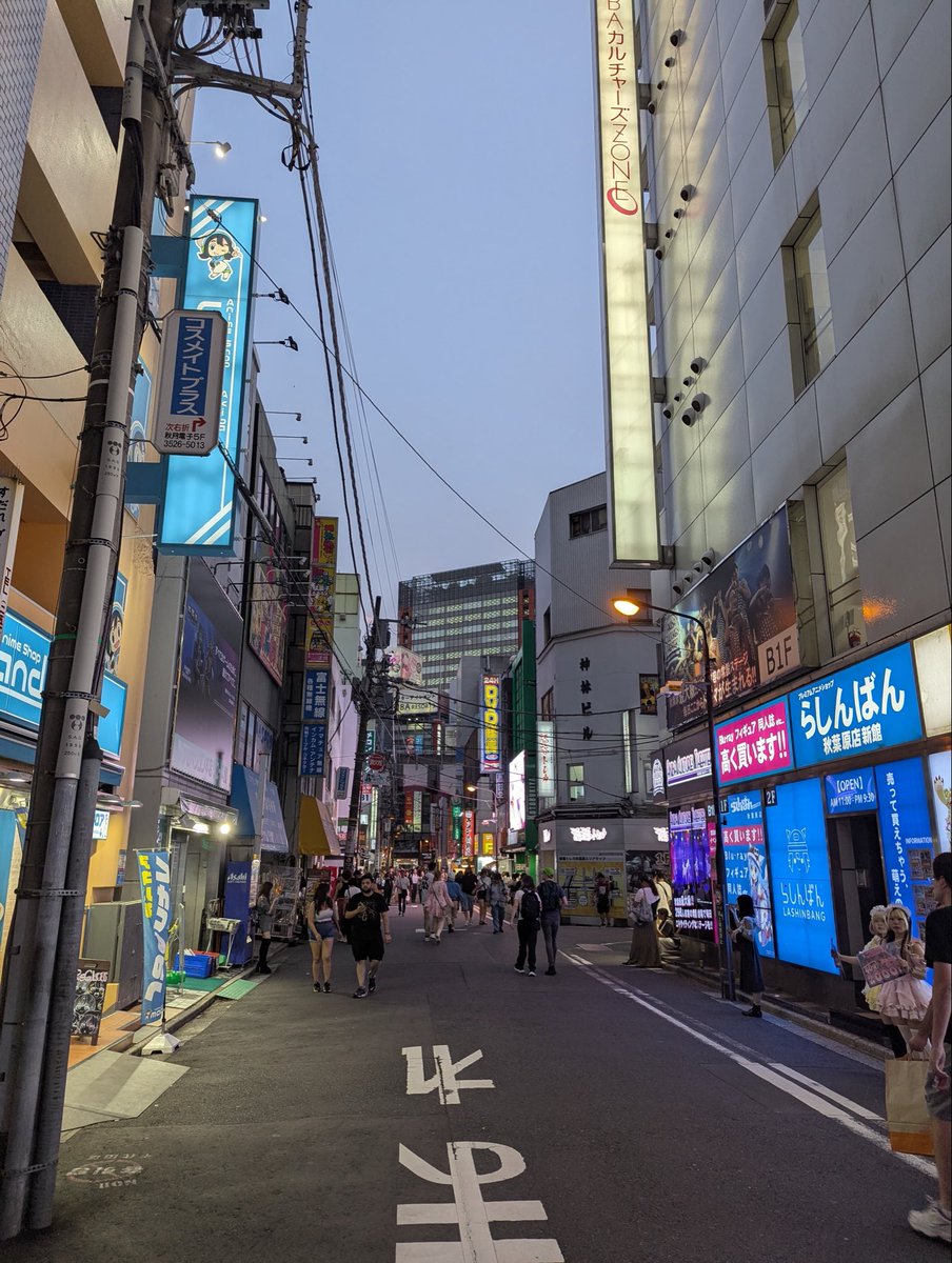 Elisa_MontJ's tweet photo. Un día en Japón y otro en Chicago ￼🤓 https://t.co/0YnaAyoAgW