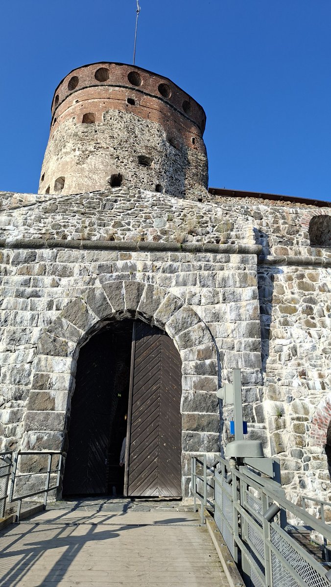 ParnanenSari's tweet photo. #AdoorableThursday
#Finland
#Olavinlinna
#Savonlinna #Savonia #Savo 

Olavinlinna Castle in Savonlinna.
World's northernmost medieval stone fortress.
Founded in 1475 by a Danish knight Erik Axelsson Tott to defend the Savo region.
https://t.co/lDIcZKNC8z https://t.co/tJFaeUA0EI