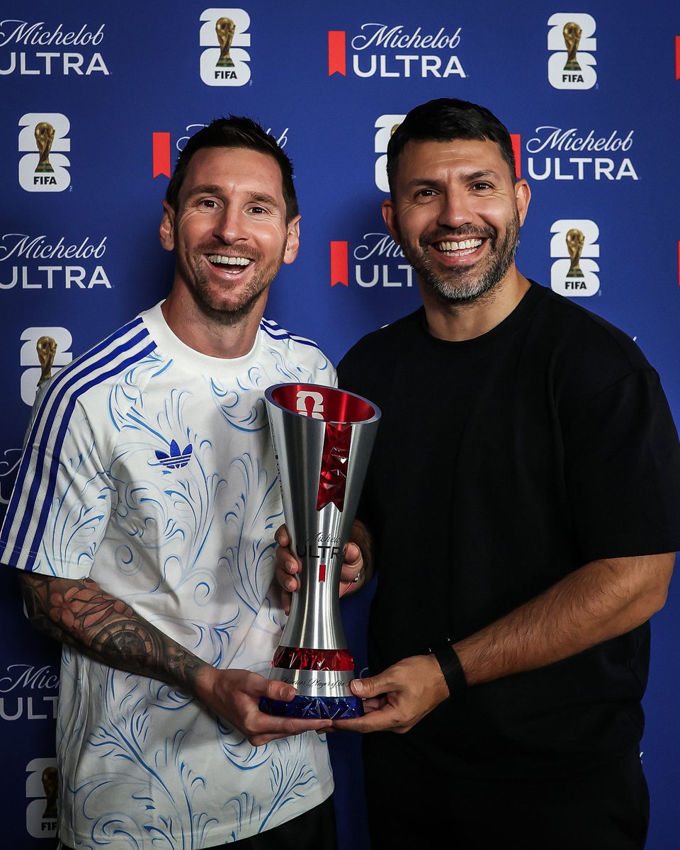 footballontnt's tweet photo. Lionel Messi received his Man of the Match trophy from his oldest friend Sergio Aguero 🤝🇦🇷 https://t.co/4ia9qhq1rf