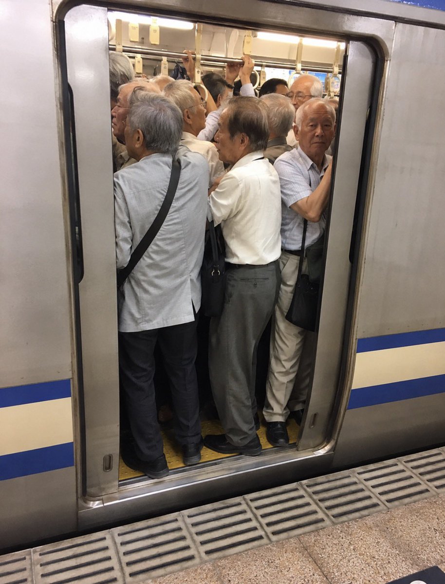 AI_kenky's tweet photo. どっちの車両に乗りたい？ https://t.co/U6swJLabnv
