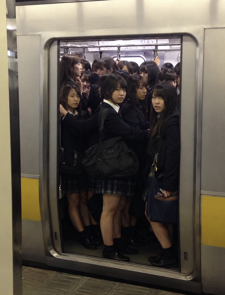 AI_kenky's tweet photo. どっちの車両に乗りたい？ https://t.co/U6swJLabnv