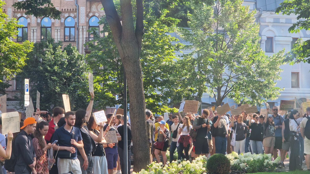 grntmedia's tweet photo. У Києві триває протест проти необґрунтованого звільнення Михайла Федорова з посади міністра оборони.

Мітингувальники виступають за недопущення заміни ефективних урядовців без належних публічних пояснень.

Люди скандують «Федоров — міністр оборони України».

Фото— ҐРУНТ. https://t.co/RmLX9vwlR4
