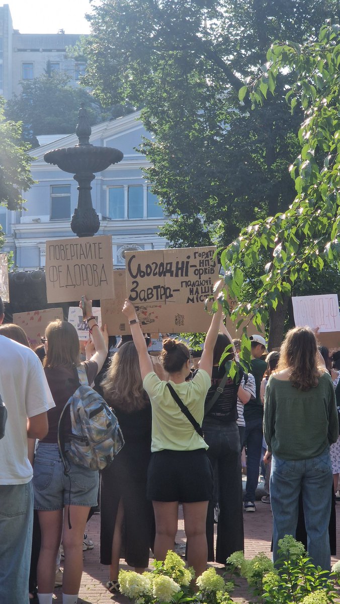 grntmedia's tweet photo. У Києві триває протест проти необґрунтованого звільнення Михайла Федорова з посади міністра оборони.

Мітингувальники виступають за недопущення заміни ефективних урядовців без належних публічних пояснень.

Люди скандують «Федоров — міністр оборони України».

Фото— ҐРУНТ. https://t.co/RmLX9vwlR4