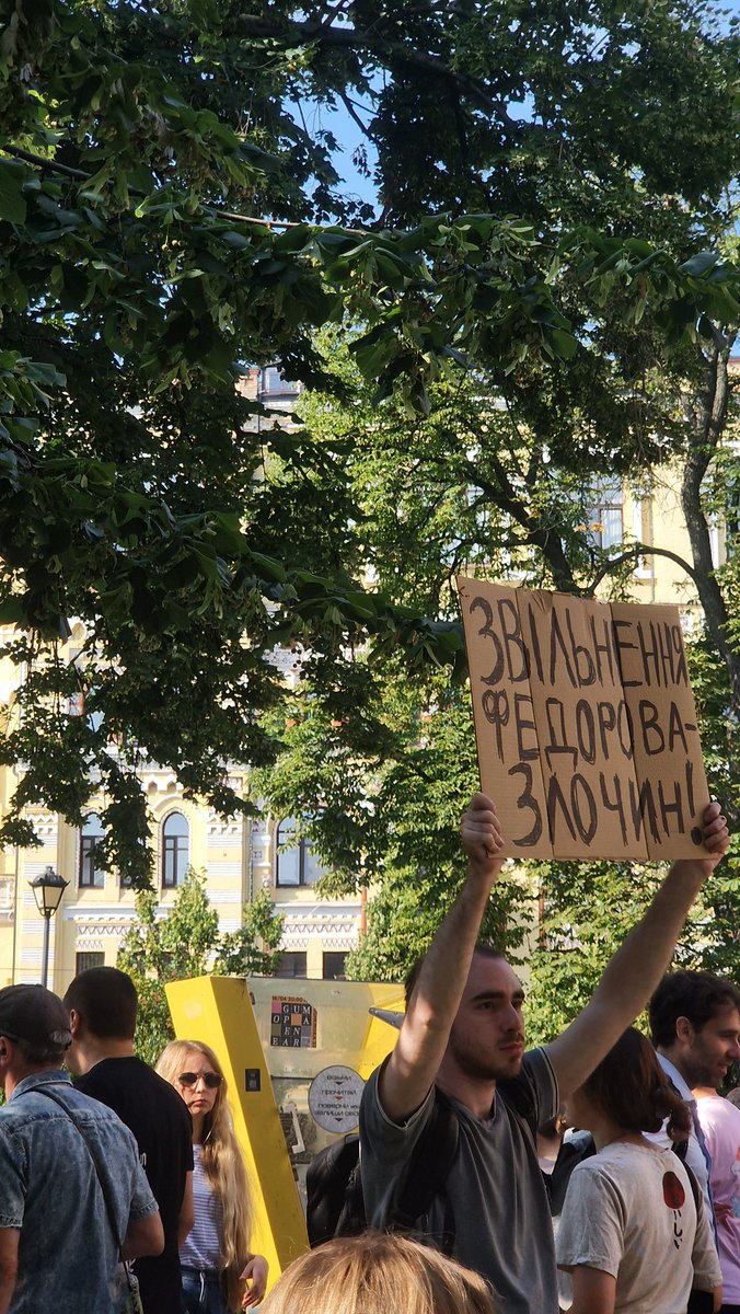 grntmedia's tweet photo. У Києві триває протест проти необґрунтованого звільнення Михайла Федорова з посади міністра оборони.

Мітингувальники виступають за недопущення заміни ефективних урядовців без належних публічних пояснень.

Люди скандують «Федоров — міністр оборони України».

Фото— ҐРУНТ. https://t.co/RmLX9vwlR4